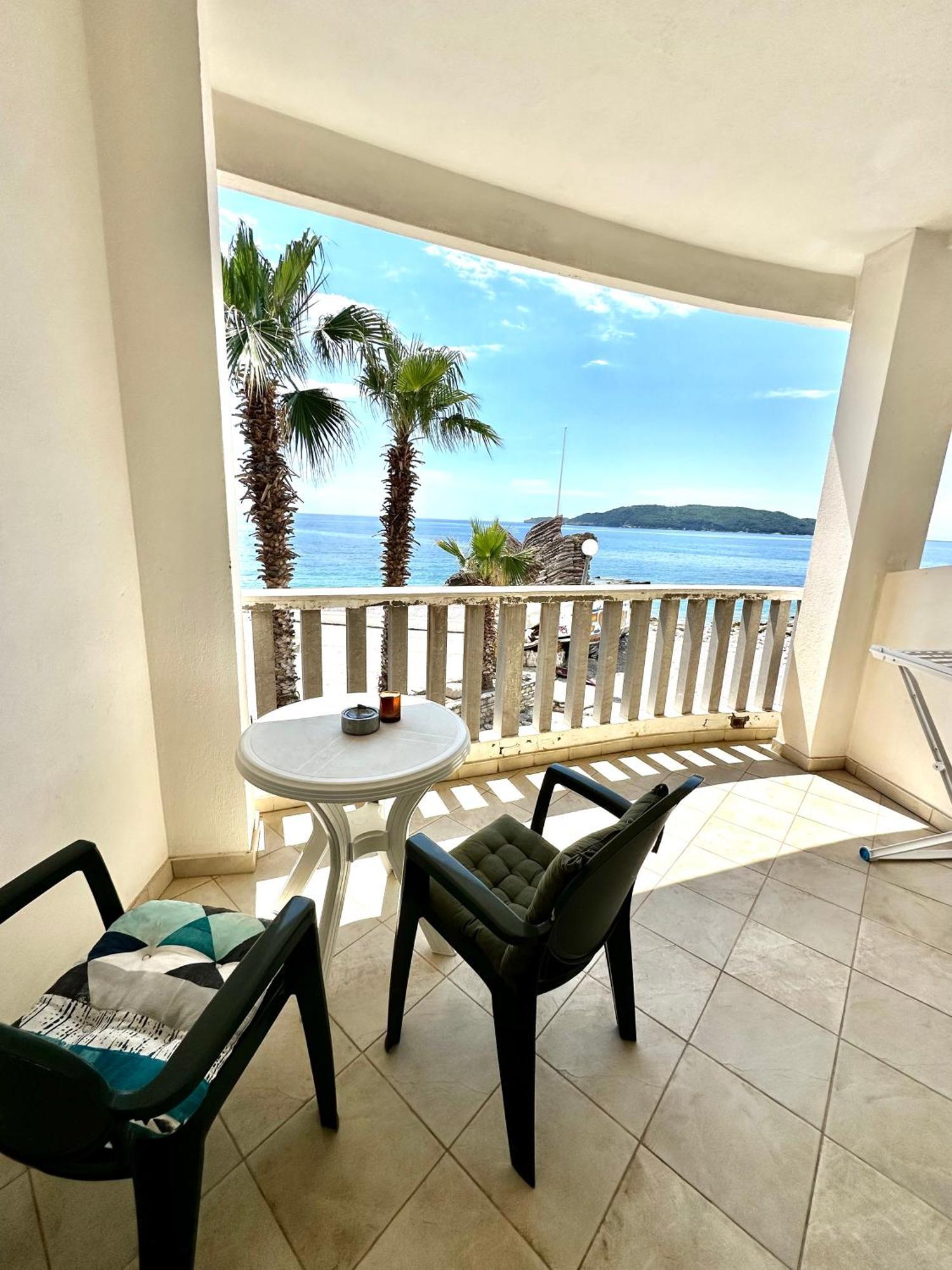 Seafront Apartment *